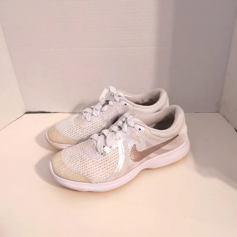 Nike Youth‎ White Revolution 4 Metallic Red Bronze Sneakers 943306-100 Size 5.5